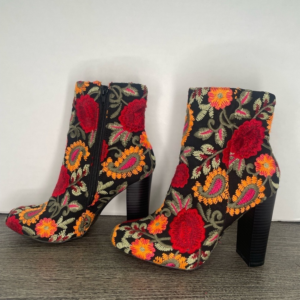 Vtg 90s Y2K Floral and Paisley Embroidered Black Boots sz 7. Pre-owned. See pics
